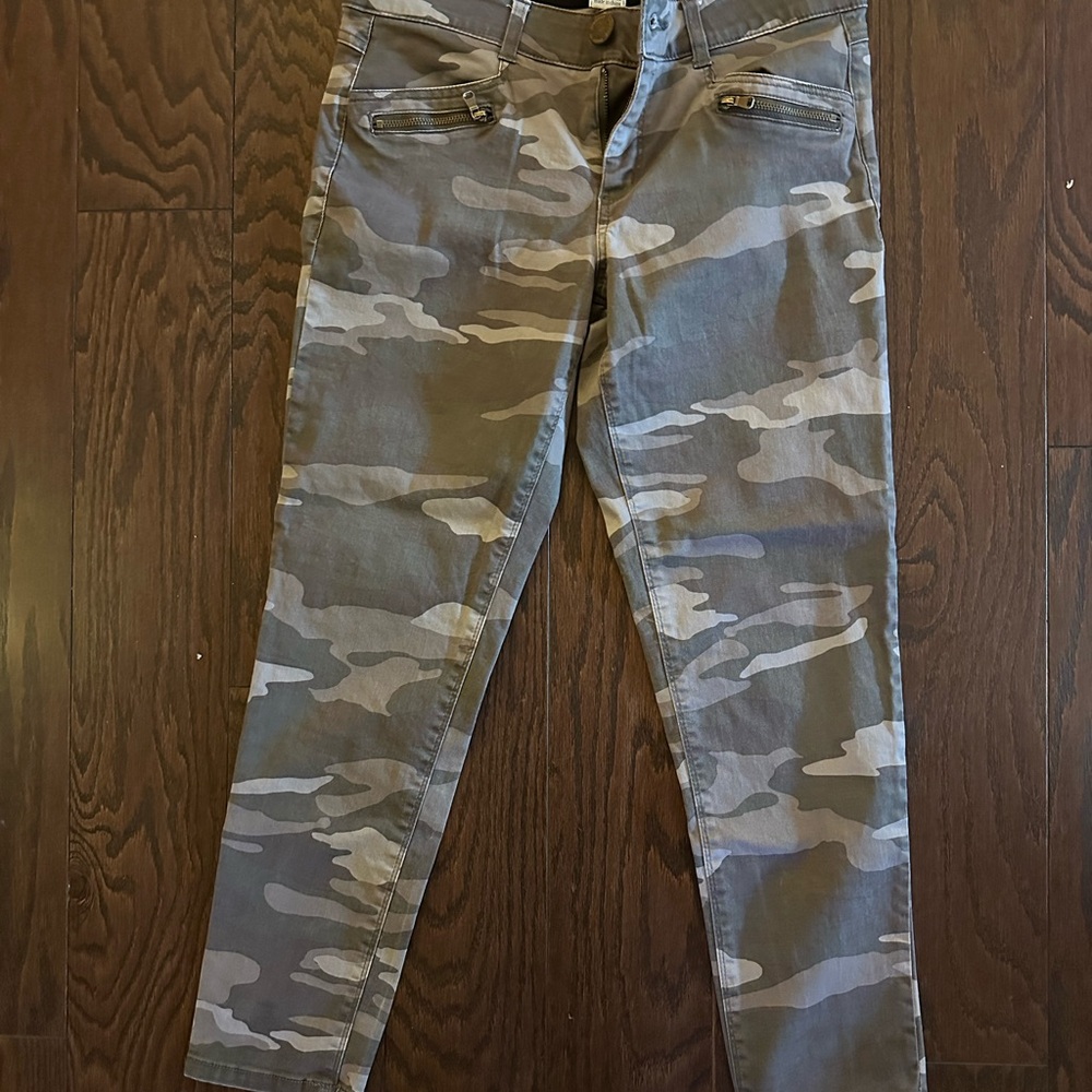 Democracy Camouflage Women Jeans size 10
